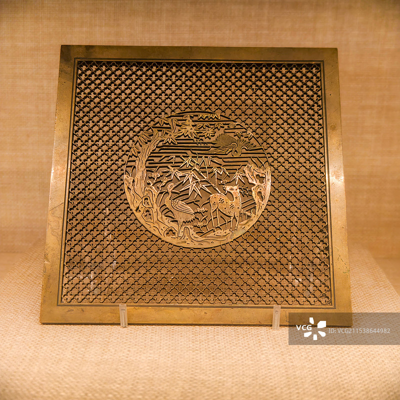 镂空鹤鹿同春图铜香薰  民国（1912-1949）北京艺术博物馆藏图片素材