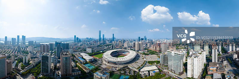 蓝天白云下航拍长沙贺龙体育中心、运动馆，高楼大厦、城市地标建筑，IFS国金中心，全景图，清新明亮意境图片素材
