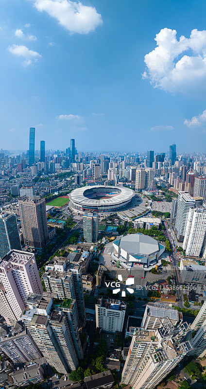 蓝天白云下航拍长沙贺龙体育中心、运动馆，高楼大厦、城市地标建筑，IFS国金中心，全景图，清新明亮意境图片素材