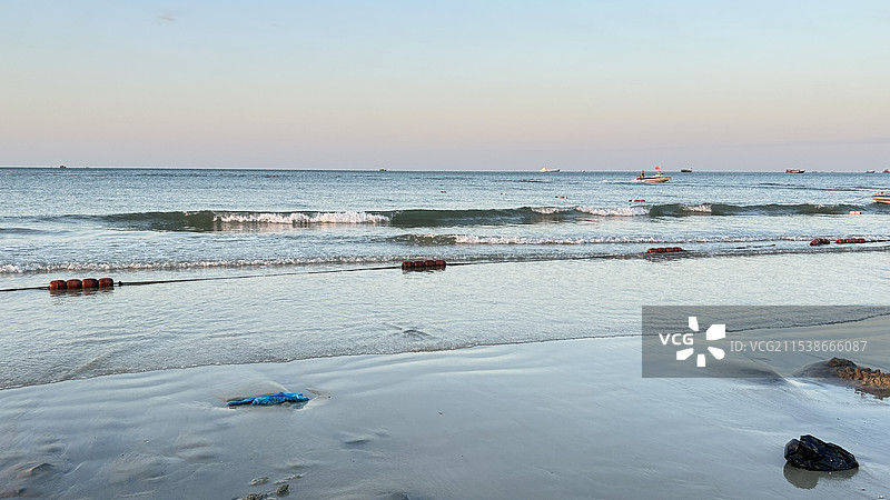 这是一片西面海，看不到日出。图片素材