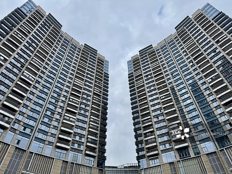 住宅小区高层建筑楼房低视角视图图片素材