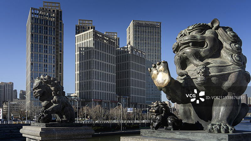 城市建筑与狮子雕像图片素材
