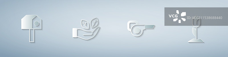 手持花园吹风机的鸟屋和叶子图片素材