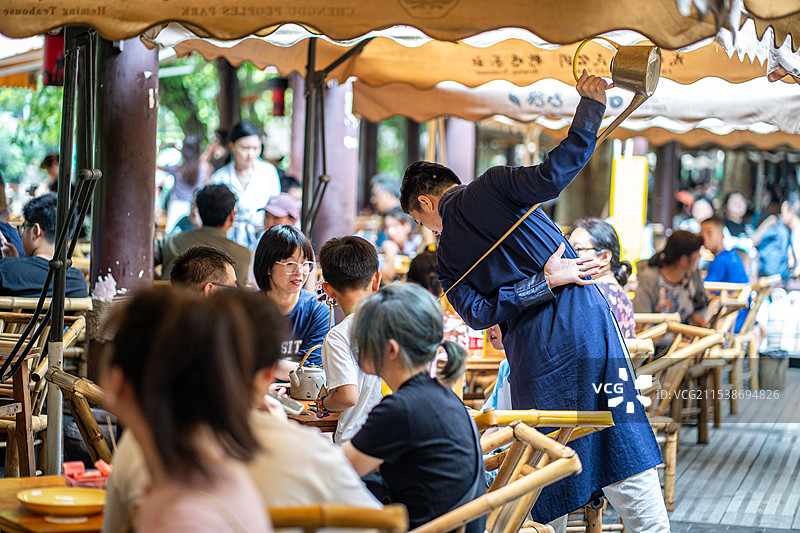 成都老茶馆表演长嘴壶的艺人图片素材