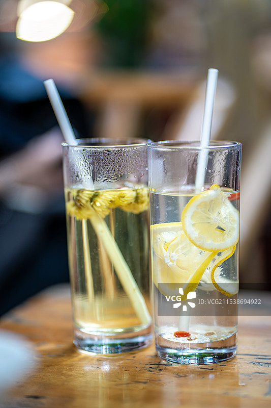玻璃杯里的柠檬水和菊花茶图片素材