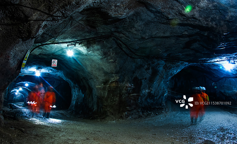 铜矿坑道图（深邃地宫书人生）图片素材