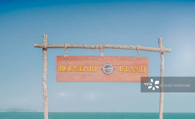 蓝天下的路标低角度视图图片素材