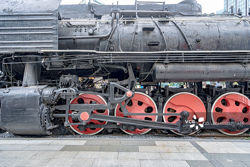 成都老街区中停放的蒸汽机车车头图片素材
