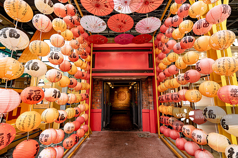 成都挂满红灯笼的火锅店门面图片素材
