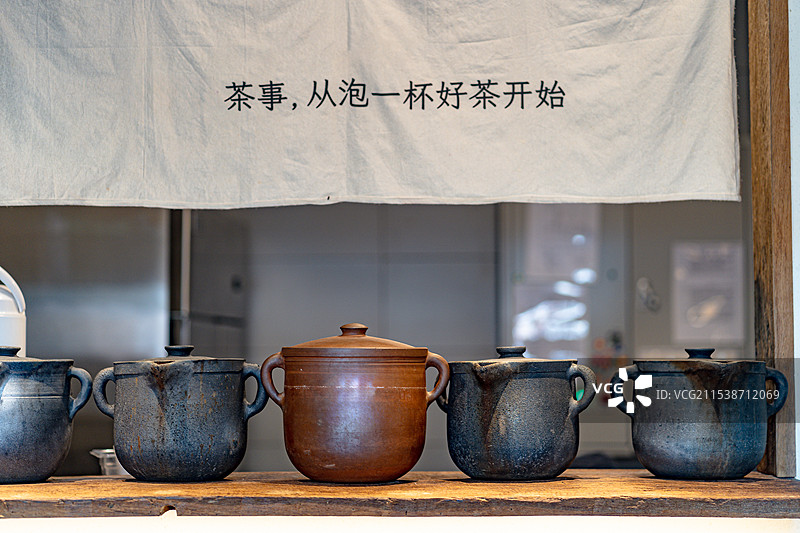 成都茶馆里摆放的各种瓦罐陶罐图片素材