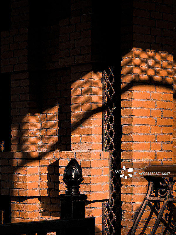 红砖墙上的每一寸光影都是欧式风情的诗意表达图片素材