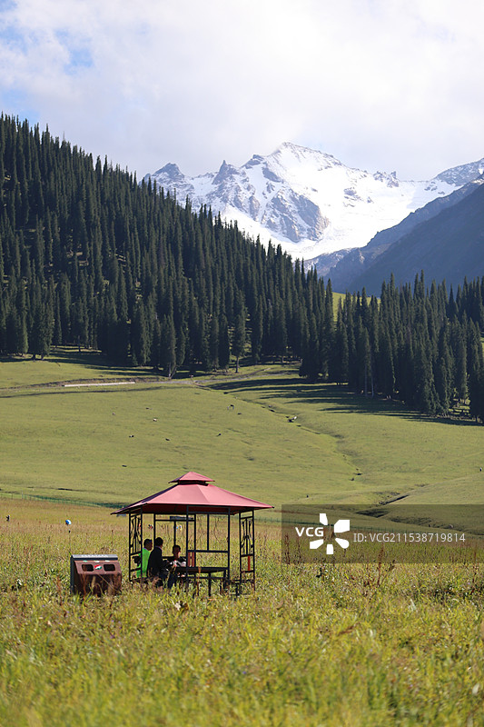 那拉提草原上的亭子图片素材