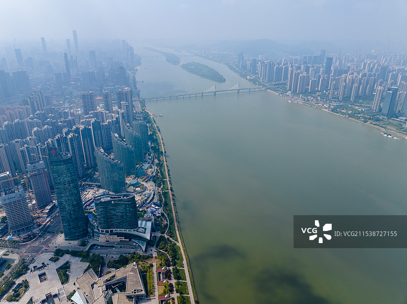 蓝天白云下，航拍长沙繁华的拥挤的城市高楼大厦、北辰三角洲、文化广场、湘江与浏阳河交汇处，滨水风光带图片素材