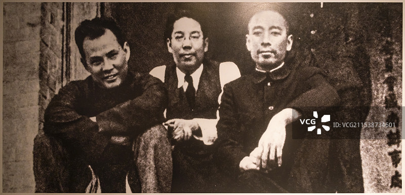 为1937年2月 国共双方代表初步谈判期间周恩来 叶剑英同张冲在西安南郊终南山 绍兴周恩来祖居图片素材