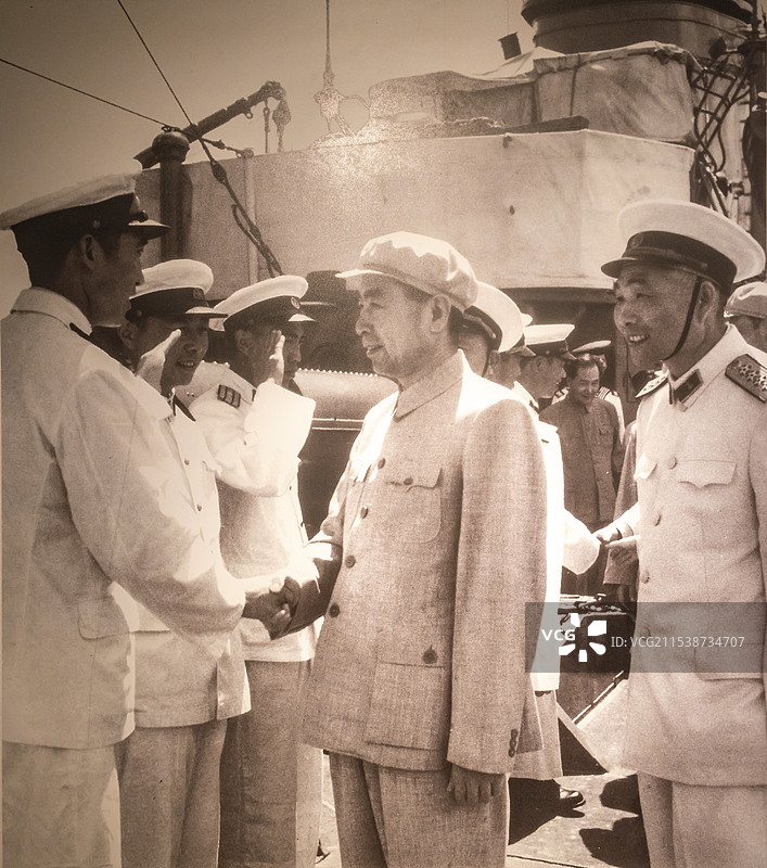 1957年8月 庆祝中国人民解放军建军30周年 周恩来代表中共中央检阅海军北海舰队 绍兴周恩来祖居图片素材