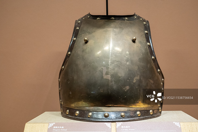 滑铁卢战役中骑兵盔甲 1810-1815年 山东博物馆“从平凡到非凡：拿破仑与法兰西的变革时代”展图片素材