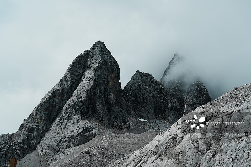 在云南才会觉得离天空很近图片素材