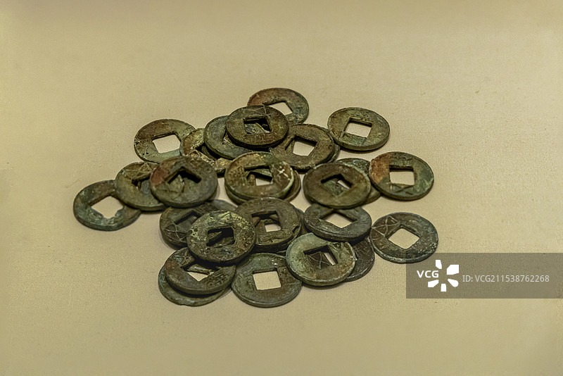 辽宁省博物馆“古代辽宁展（战国至隋唐时期）”：五铢钱（汉，普兰店姜屯汉墓出土，辽宁文物考古研究所藏）图片素材