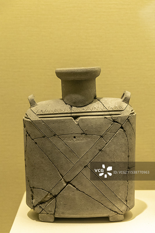 辽宁省博物馆“古代辽宁展（战国至隋唐时期）”：陶扁壶（汉，普兰店姜屯汉墓出土，辽宁省文物考古研究所藏图片素材