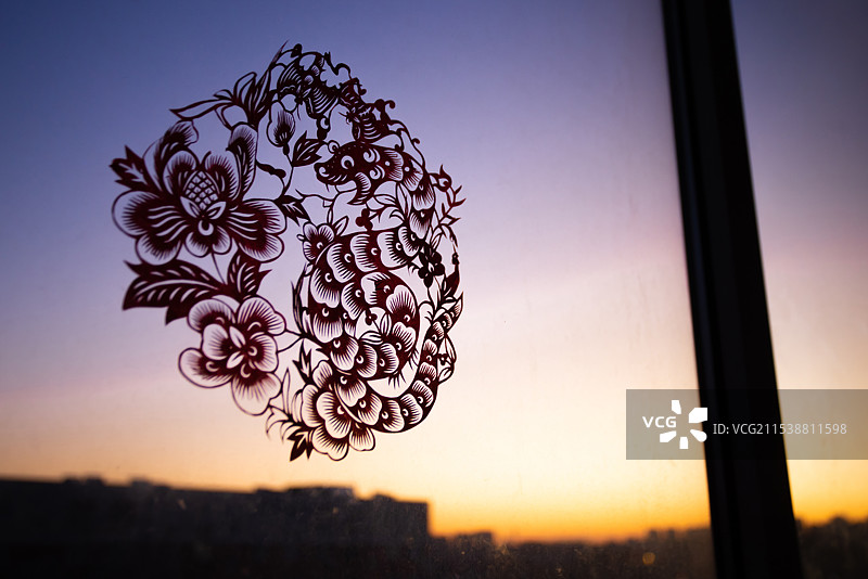 蛇年剪纸贴在玻璃窗上图片素材