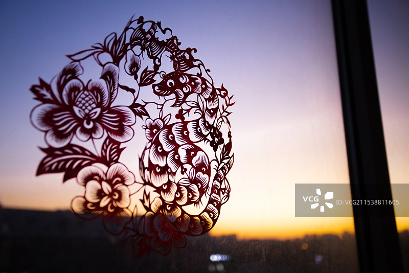 蛇年剪纸贴在玻璃窗上图片素材