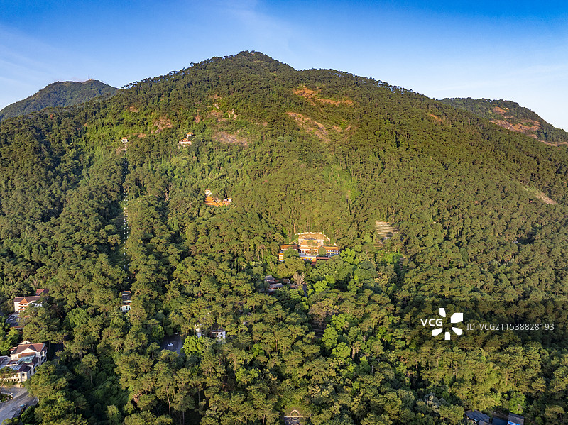 广西桂平西山风景区掩映于绿树中的寺庙与尼姑庵图片素材