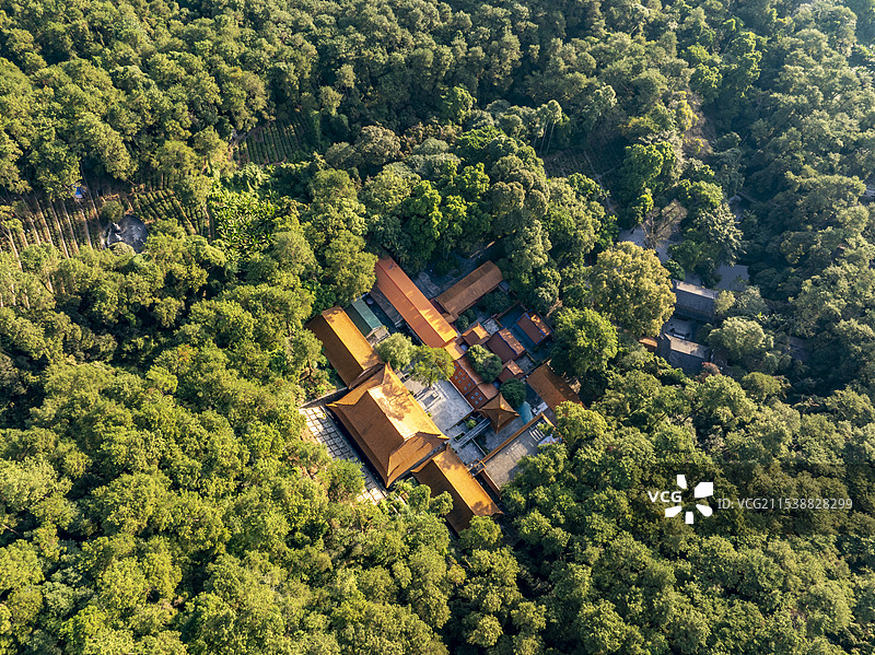 广西桂平西山风景区掩映于绿树中的寺庙与尼姑庵图片素材