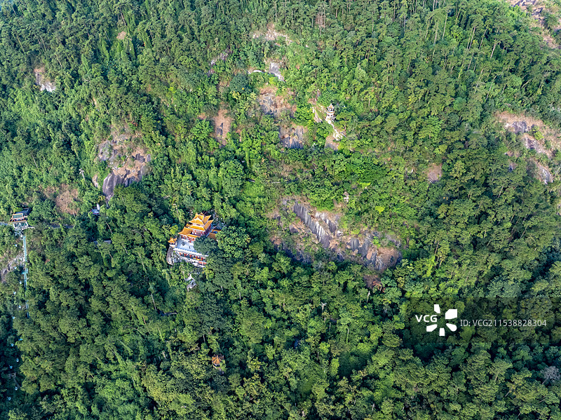 广西桂平西山风景区掩映于绿树中的寺庙与尼姑庵图片素材