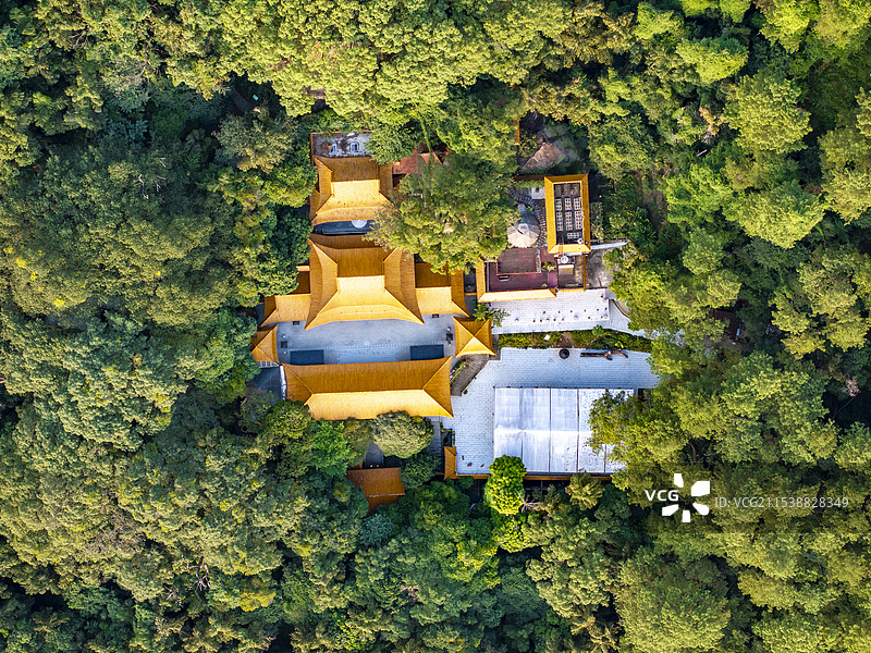 广西桂平西山风景区掩映于绿树中的寺庙与尼姑庵图片素材