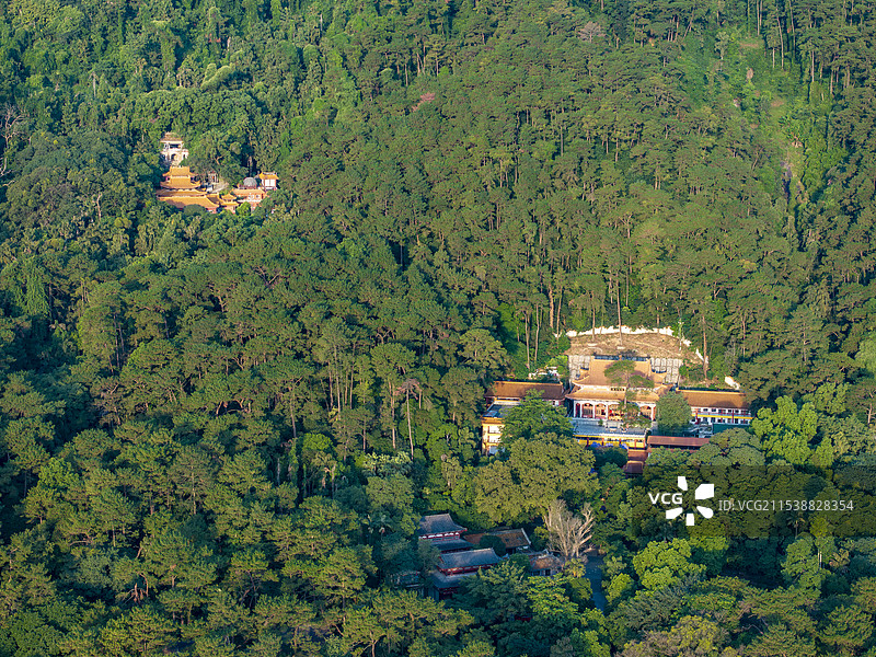 广西桂平西山风景区掩映于绿树中的寺庙与尼姑庵图片素材