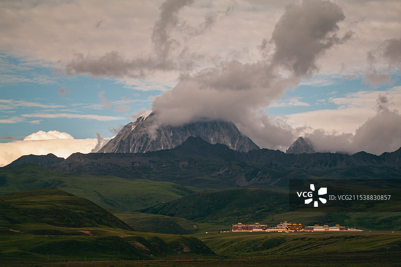 云雾缭绕雪山图片素材