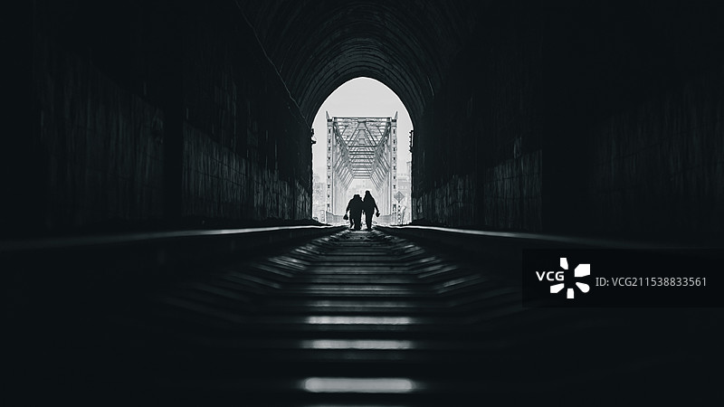走在隧道里的人图片素材