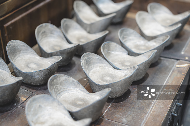 用于手工制作和铸造项目的独特金属银两图片素材