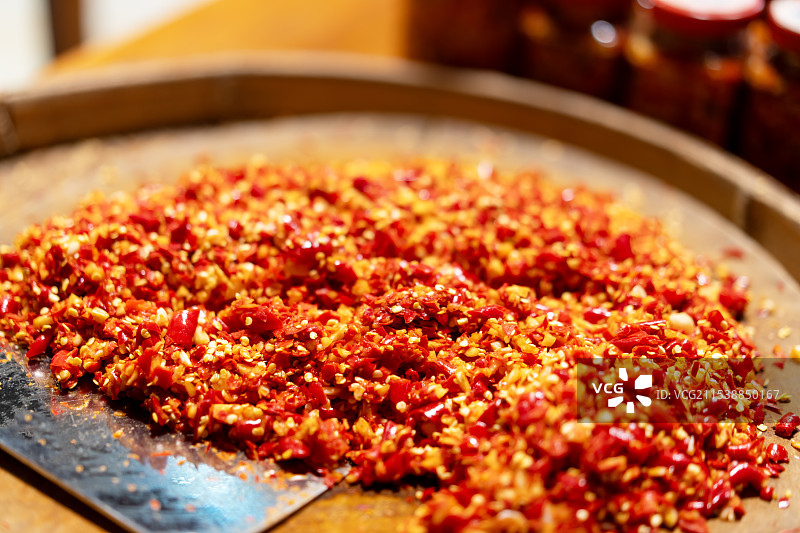 充满活力的辣椒片，为烹饪冒险和美食做好准备图片素材