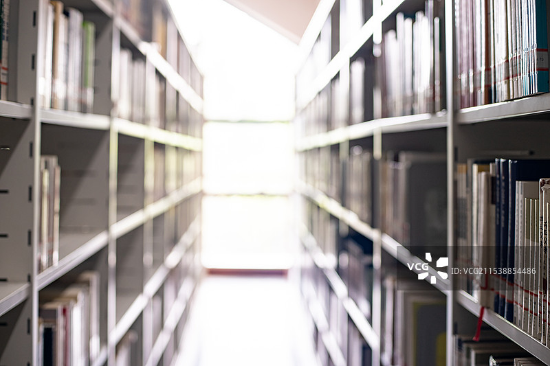 中国图书馆拍摄主题，书架上陈列着各种各样的书籍，室内无人图像图片素材