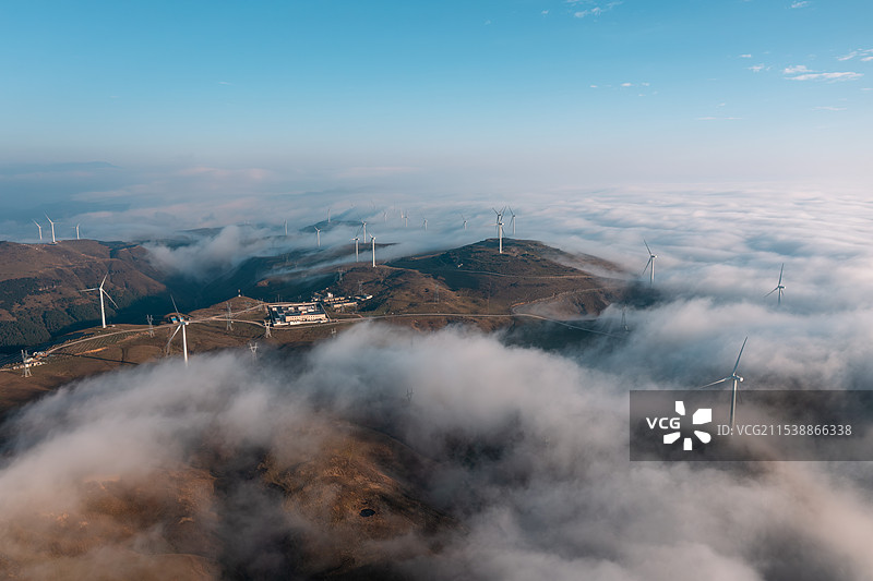 云南巧家赖石山云雾下的风力发电场图片素材