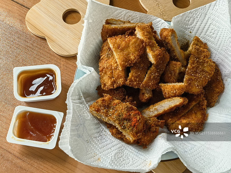 餐桌上炸猪排高角度视图图片素材