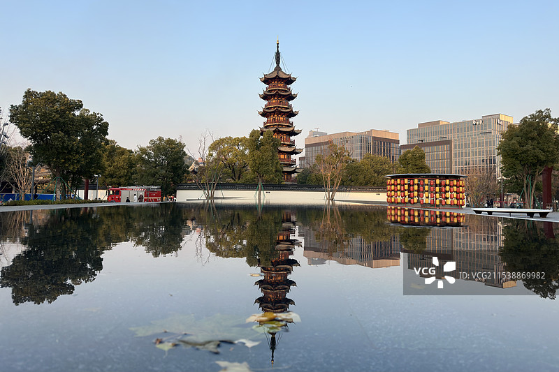上海龙华寺，龙华塔和水中的倒影图片素材