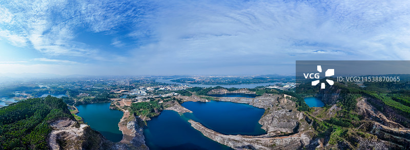 蓝天白云下的城市天际线，山林湖泊，蓝眼泪图片素材