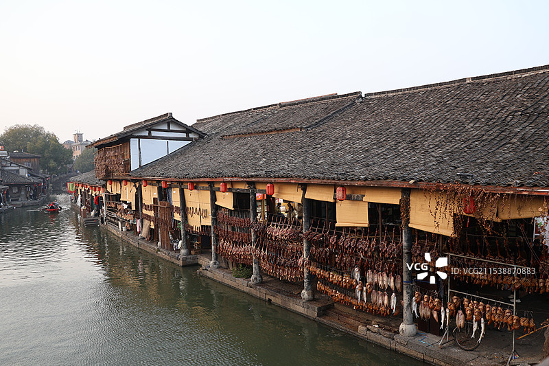 浙江安昌古镇的建筑和腊肉图片素材