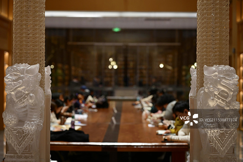 挑灯夜读图片素材