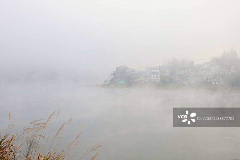 冬季雾漫新安江图片素材