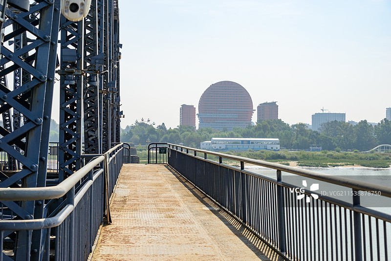 辽宁省丹东市振兴区江岸路鸭绿江断桥图片素材