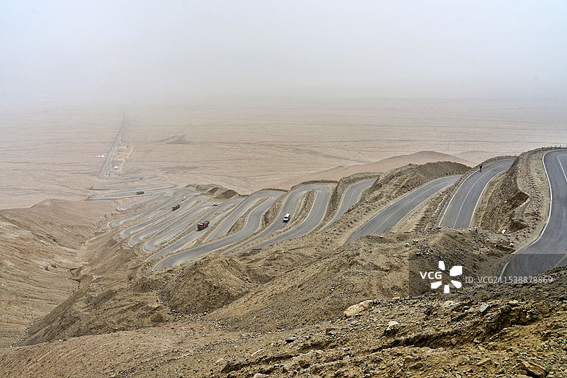 新疆/南疆，喀什地区，盘龙公路，九曲十八弯图片素材