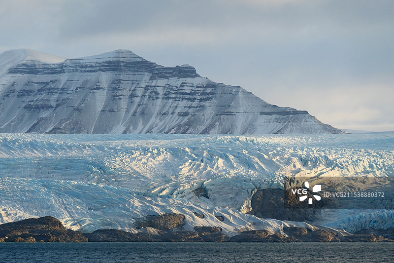 北极圈斯瓦尔巴岛陆上冰川阳光图片素材