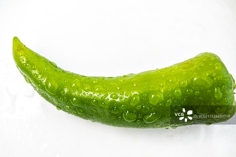 室内棚拍带水珠的新鲜青辣椒图片素材