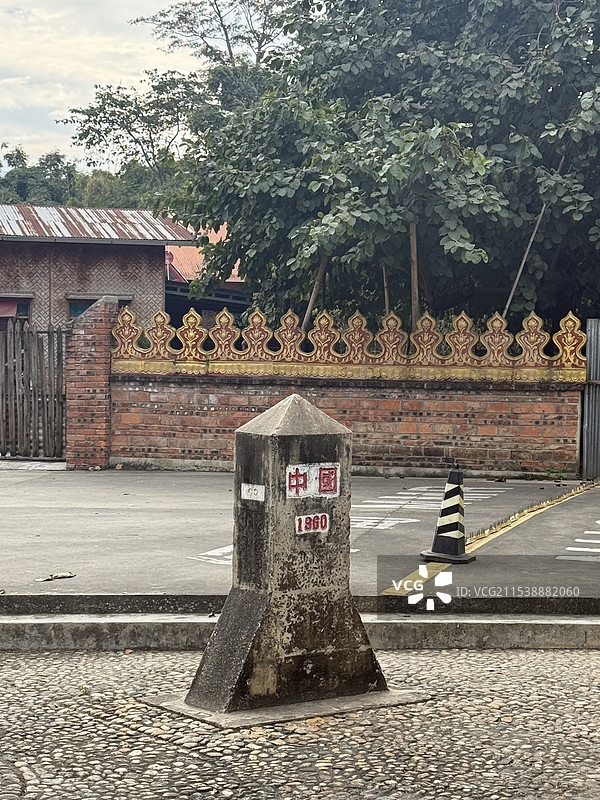 中缅界碑一寨两国图片素材