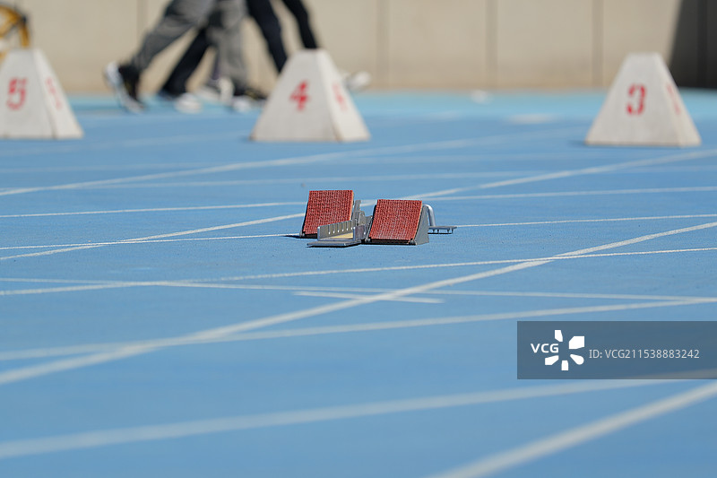 蓝色跑道上的起跑器图片素材