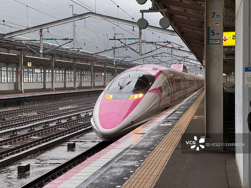 日本山阳Hello Kitty 500系新干线进站停靠站台图片素材