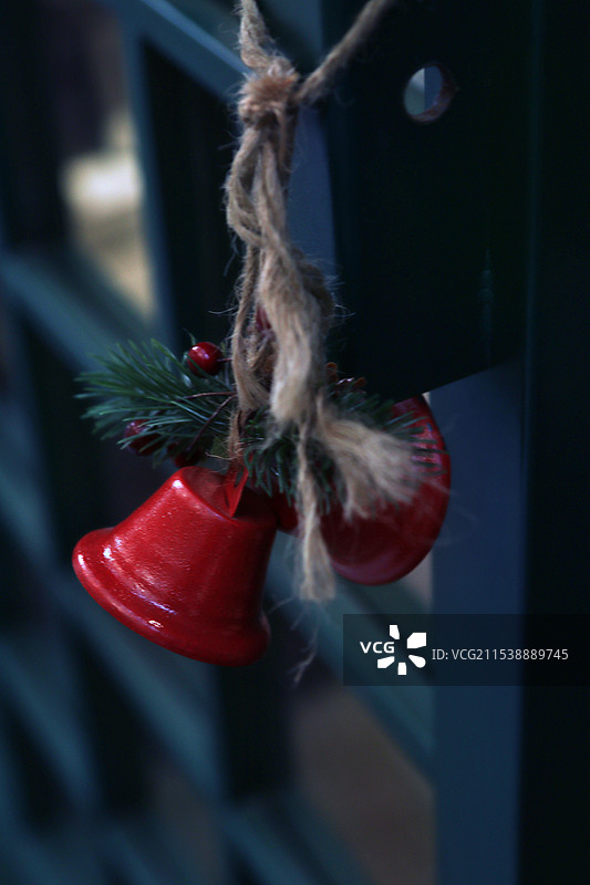 悬挂在门上的红铃铛图片素材